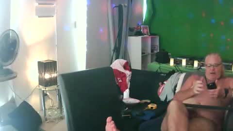 Snapshot of goldyguy011 chatting on February 22, 2:06 am goldyguy011 online show from February 22, 2:06 am