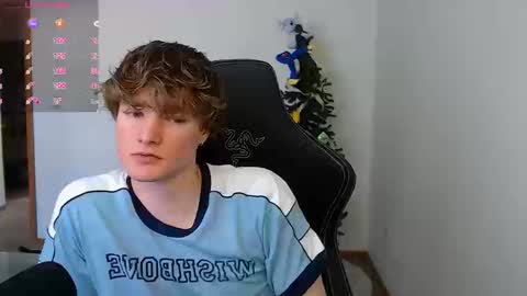 gucciboi4 online show from March 15, 4:02 pm