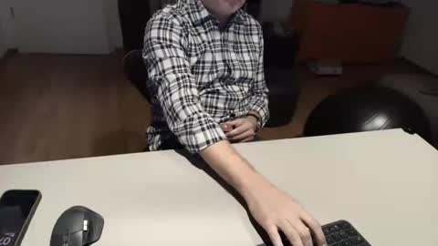 Snapshot of happybugger chatting on October 8, 5:34 am Cum for you online show from October 8, 5:34 am