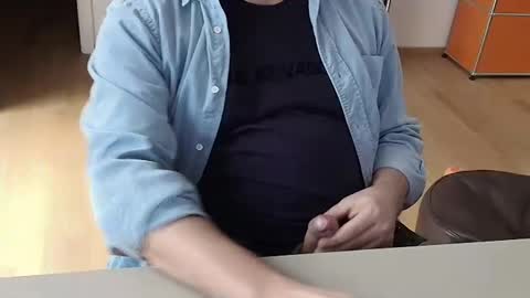 Snapshot of happybugger chatting on February 24, 12:16 pm Cum for you online show from February 24, 12:16 pm