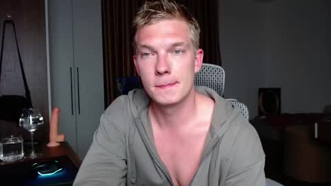 Snapshot of hercules__ chatting on September 21, 2:39 pm Gregblonde  Alextattoo online show from September 21, 2:39 pm