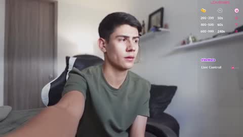 Snapshot of hey_cesard chatting on October 24, 5:14 pm hey_cesard online show from October 24, 5:14 pm