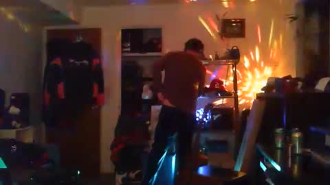 hobbes80 online show from December 3, 5:52 am