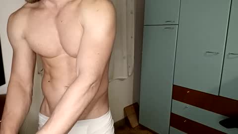 hot_italianboy online show from October 31, 12:01 am
