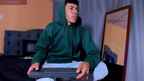 Snapshot of hot_twinks83 chatting on March 10, 10:18 am hot_twinks83 online show from March 10, 10:18 am