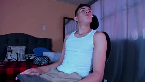 Snapshot of hot_twinks83 chatting on January 22, 9:22 pm hot_twinks83 online show from January 22, 9:22 pm