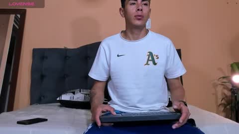 Snapshot of hot_twinks83 chatting on March 3, 11:49 am hot_twinks83 online show from March 3, 11:49 am