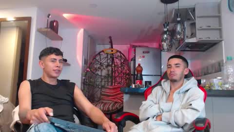 Snapshot of hot_twinks83 chatting on October 9, 4:06 am hot_twinks83 online show from October 9, 4:06 am