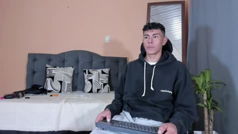 Snapshot of hot_twinks83 chatting on February 5, 11:23 am hot_twinks83 online show from February 5, 11:23 am