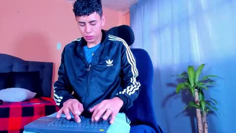 Snapshot of hot_twinks83 chatting on January 28, 12:22 pm hot_twinks83 online show from January 28, 12:22 pm