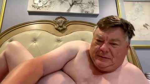 Snapshot of hypnotizing4u chatting on October 6, 4:06 am hypnotizing4u online show from October 6, 4:06 am