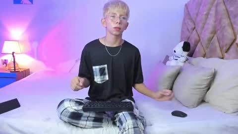 Son Hyunjin online show from January 12, 5:39 pm