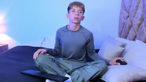 Son Hyunjin online show from December 21, 3:42 pm