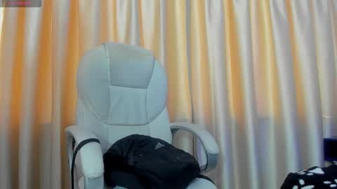 Snapshot of iangel_ chatting on October 6, 11:26 am ian  online show from October 6, 11:26 am
