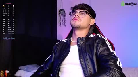 Isaac Saenz. online show from October 15, 12:51 am