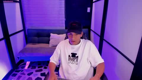 Snapshot of isaacblack_ chatting on October 7, 4:05 am IsaacBlack  online show from October 7, 4:05 am