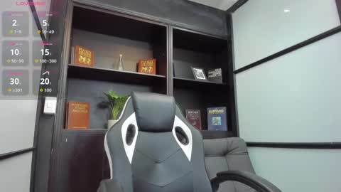 Snapshot of isaacblack_ chatting on October 18, 6:18 am IsaacBlack  online show from October 18, 6:18 am