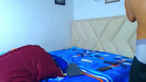 izaack online show from December 3, 6:47 pm