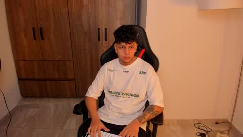 Snapshot of jake_pons chatting on September 21, 4:01 am Jake Pons online show from September 21, 4:01 am