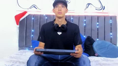 Hi guys im new 3 online show from December 30, 8:25 pm