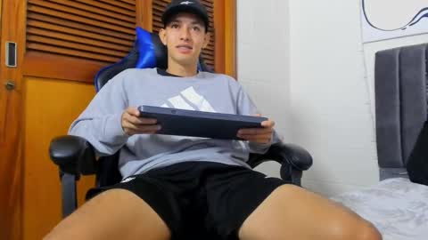 Hi guys im new 3 online show from February 22, 3:54 pm