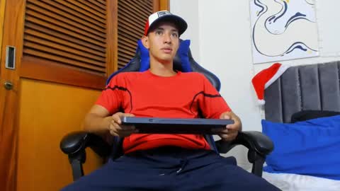 Hi guys im new 3 online show from January 24, 9:05 pm