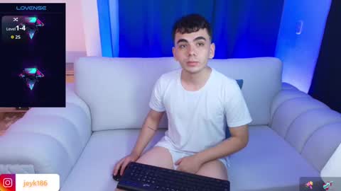 Snapshot of jey_keler chatting on October 22, 1:42 am jey keler online show from October 22, 1:42 am