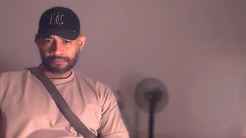 En moreno online show from November 15, 7:05 pm