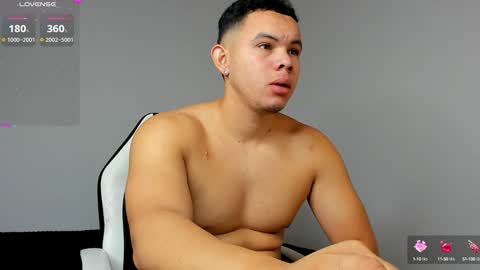 Snapshot of jhotta_foxx chatting on December 7, 7:16 am Jhonatan80  online show from December 7, 7:16 am