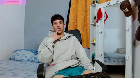 Snapshot of john_ssnow29 chatting on February 20, 10:26 pm john_ssnow29 online show from February 20, 10:26 pm