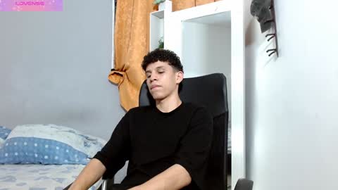 Snapshot of john_ssnow29 chatting on December 20, 8:01 pm john_ssnow29 online show from December 20, 8:01 pm