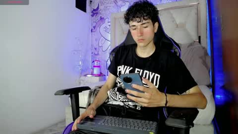 johnny_cagee online show from April 14, 4:01 am