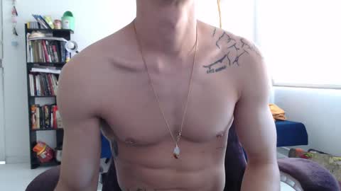 Snapshot of juanisimo_ chatting on January 22, 1:42 pm JUANISIMO  online show from January 22, 1:42 pm