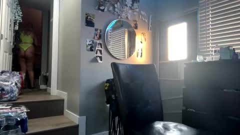 Snapshot of juicyyxx3 chatting on October 25, 2:08 pm Juiccy online show from October 25, 2:08 pm