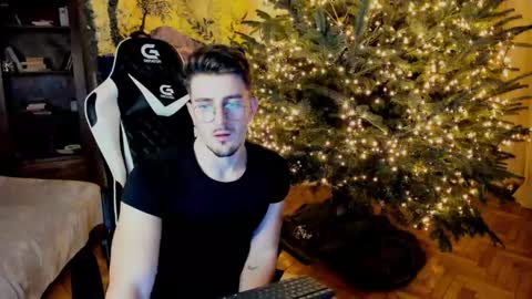 JulianDylan online show from December 22, 4:17 pm