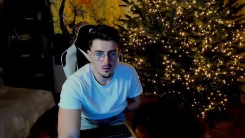JulianDylan online show from December 21, 2:37 pm