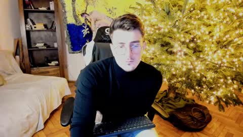 JulianDylan online show from December 27, 6:14 am