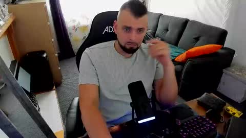 Snapshot of justforfunchriss chatting on October 16, 9:39 am justforfunchriss online show from October 16, 9:39 am