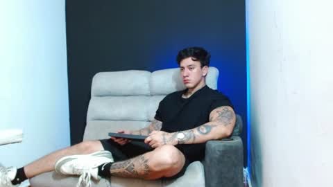 justinfuller_31 online show from June 24, 9:06 pm