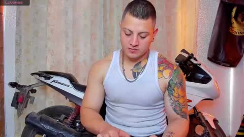 Snapshot of kaledd_musclee chatting on December 26, 2:16 pm Kaledd musclees room Master online show from December 26, 2:16 pm