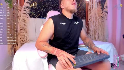 keane_lee_ online show from March 30, 12:17 pm