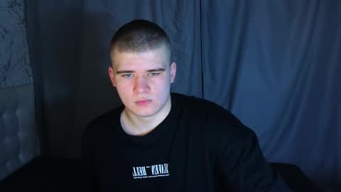 Snapshot of kittenmur chatting on December 11, 7:43 pm Vlad online show from December 11, 7:43 pm