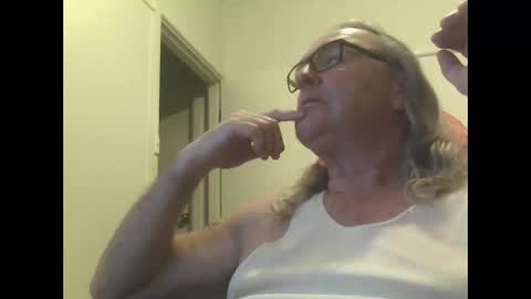 Snapshot of knobout chatting on October 26, 8:16 am knobout online show from October 26, 8:16 am