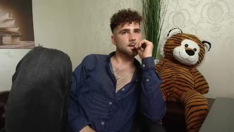 KyloEast online show from April 25, 1:41 pm