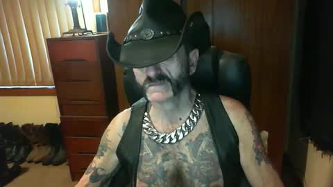 Snapshot of leathergreaser chatting on October 25, 8:05 am leathergreaser online show from October 25, 8:05 am