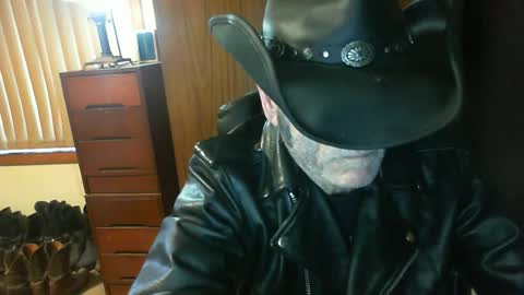 leathergreaser online show from July 14, 9:32 pm