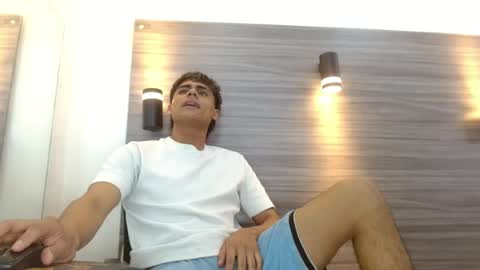 lelehott01 online show from July 13, 3:52 am