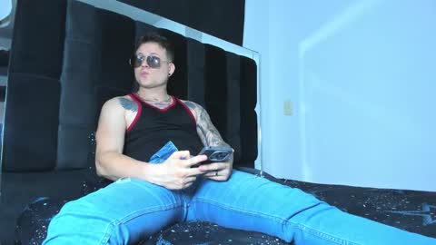 Yesid online show from February 9, 11:53 pm