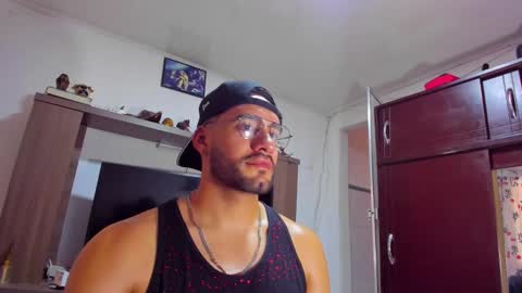 Snapshot of leon__hart chatting on December 24, 9:00 pm Leon Hart online show from December 24, 9:00 pm