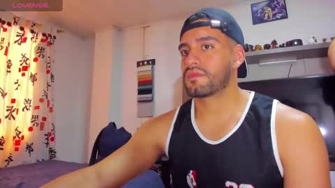 Snapshot of leon__hart chatting on December 26, 7:05 pm Leon Hart online show from December 26, 7:05 pm